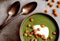 Creamy Spinach Bisque with Zesty Chickpea Crunch