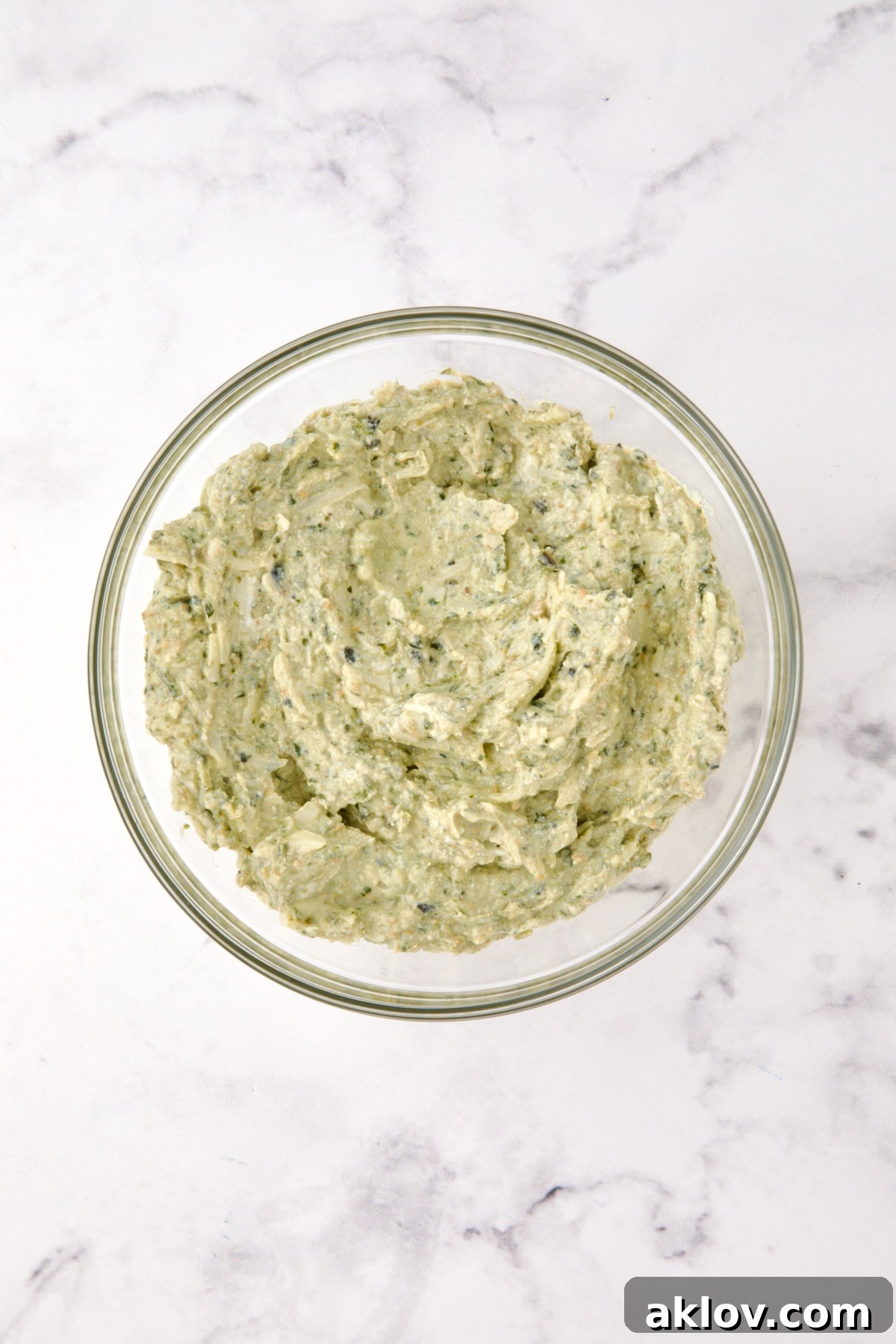 Ricotta pesto filling for ravioli in glass bowl.