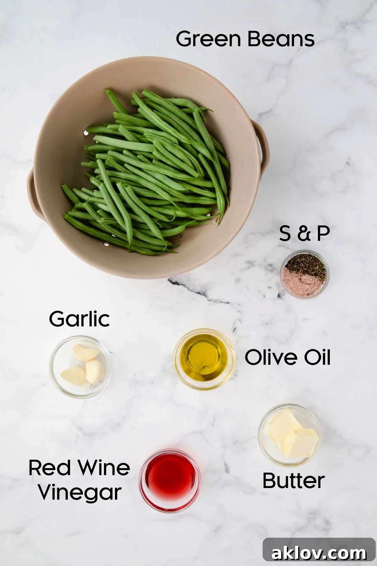 Ingredients for Garlic Green Beans in glass bowls.